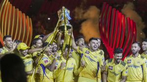 IPL 2023 : ఐపీఎల్ ట్రోఫీకి ప్రత్యేక పూజలు చేయించిన చెన్నై టీం..!