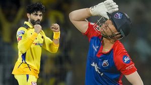 జడేజా ట్రేడ్ మార్క్ సెలెబ్రేషన్స్‌తో వార్నర్ చిందులు.. మైదానంలో నవ్వులే నవ్వులు! (వీడియో)