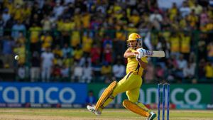 ఆ తొంటోడిని బ్యాటింగ్‌కు పంపించండి.. కోచ్‌కు ధోనీ సైగలు! (వీడియో)