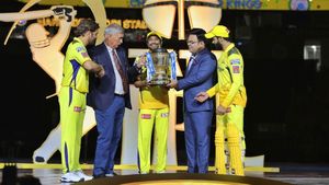 IPL 2023 : కప్పు గెలిచిన తర్వాత ధోనీ చేసిన పని వైరల్.. ఎమోషనల్ అయిపోయిన రాయుడు!