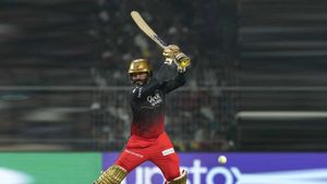 Dinesh Karthik : ఆర్సీబీకి షాక్.. డీకేకు అనారోగ్యం.. తర్వాతి మ్యాచ్ ఆడతాడా?