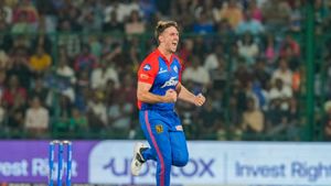 RCBvsDC : వరుస బంతుల్లో రెండు వికెట్లు తీసిన మార్ష్.. మ్యాక్స్‌వెల్ గోల్డెన్ డక్!