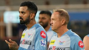 IPL 2023 : అంపైర్‌కు ఆ వేలు చూపిస్తూ.. బూతులు తిట్టిన లక్నో కోచ్.. మండిపడుతున్న ఫ్యాన్స్!