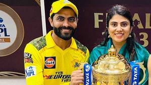 IPL 2023 : విజయం తర్వాత జడేజా భార్య చేసిన పని వైరల్.. మైదానంలోకి వస్తూనే..