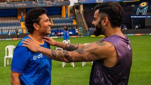 MIvsRCB : ఒకే ఫ్రేమ్‌లో కింగ్, గాడ్.. కీలక పోరుకు ముందు సచిన్‌ను కలిసిన కోహ్లీ!