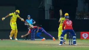 CSK vs DC: లలిత్ యాదవ్ కళ్లు చెదిరే క్యాచ్‌.. నోరెళ్లబెట్టిన అంపైర్! (వీడియో)