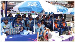 SRH vs LSG: లక్నో డగౌట్‌పై నట్లు విసిరిన హైదరాబాద్ ఫ్యాన్స్.. కోహ్లీ కోహ్లీ అంటూ రచ్చ..!