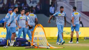 IPL 2023: లక్నో సూపర్ జెయింట్స్‌కు భారీ షాక్.. జట్టును విడిచి వెళ్లిన స్టార్ పేసర్!