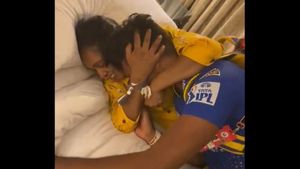 వీడియో: ఫైనల్స్ చేరిన ఆనంద క్షణాలను తల్లితో పంచుకున్న సీఎస్‌కే బౌలర్