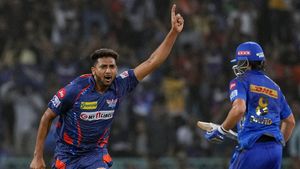 10 రోజులుగా ఐసీయూలో నాన్న- ఏడ్చేసిన ఐపీఎల్ స్టార్ బౌలర్