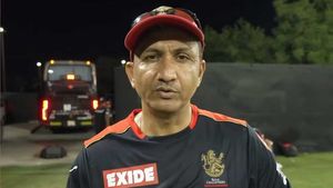 మా జట్టులో ఆ ఇద్దరు ఉండి కూడా దండుగ! ఆర్‌సీబీ హెడ్ కోచ్ ఆవేదన