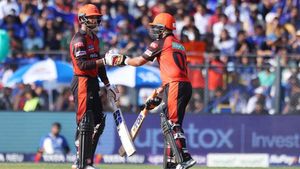 MI vs SRH: వివ్రాంత్ శర్మ, మయాంక్ అగర్వాల్ విధ్వంసం.. ముంబై ముందు భారీ లక్ష్యం!