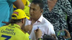 CSK vs KKR: చెన్నైలో చివరి మ్యాచ్.. ధోనీ ఆటోగ్రాఫ్ తీసుకున్న భారత దిగ్గజం! (వీడియో)