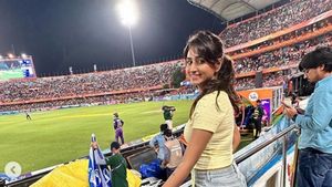 SRH vs KKR: వర్షిణి.. నీ ఐరెన్‌ లెగ్‌తో గెలిచే మ్యాచ్‌లో ఓడించావ్ కదా!