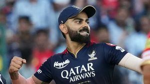 LSG vs RCB: సెక్యూరిటీ కళ్లు గప్పి.. విరాట్ కోహ్లీ కాళ్లు మొక్కిన అభిమాని! (వీడియో)