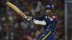 సరిగ్గా ప్యాంట్ వేసుకోని సాహా.. మైదానంలో నవ్వులే నవ్వులు! (వీడియో)