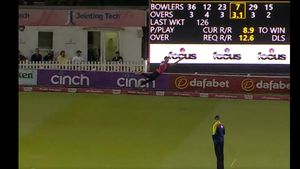 క్రికెట్ చరిత్రలోనే కనీవినీ ఎరుగని క్యాచ్.! (వీడియో)