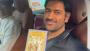 MS Dhoni : చేతిలో భగవద్గీతతో దర్శనం ఇచ్చిన ధోనీ.. ఎందుకా అని ఆశ్చర్యపోతున్న ఫ్యాన్స్!