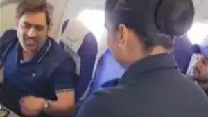 MS Dhoni : ధోనీ సింప్లిసిటీకి ఫ్యాన్స్ ఫిదా.. చాక్లెట్ ఇచ్చిన ఎయిర్ హోస్టెస్.. వీడియో వైరల్!