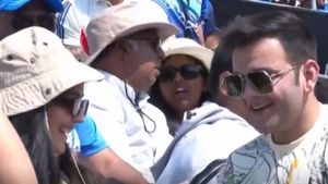 INDvsAUS థ్రిల్లింగ్ మ్యాచ్ మధ్యలో ఫ్యాన్ చేసిన పని వైరల్.. ఉంగరం తొడిగేశాడుగా!