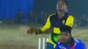 ఇదెక్కడి స్కూప్ షాట్‌రా మామ! (వీడియో)