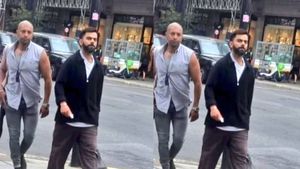 Virat Kohli: రోడ్డుపై వాకింగ్ చేస్తూ కనిపించిన కోహ్లీ.. ఇలా ఎంజాయ్ చేస్తున్నాడన్నమాట!