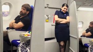 MS Dhoni : విమానంలో కునుకు తీస్తున్న ధోనీ.. సీక్రెట్‌గా వీడియో తీసిన ఎయిర్ హోస్టెస్!