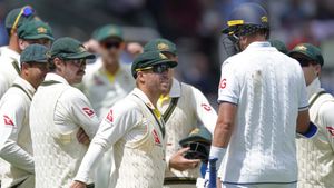 Ashes 2023: ఇలా ఎవరైనా అవుట్ చేస్తారా?.. ఆసీస్‌కు చీటింగ్ అలవాటే అంటున్న ఫ్యాన్స్!