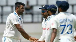 WIvsIND : రికార్డుల మీద రికార్డులు బద్దలు కొట్టిన అశ్విన్.. కుంబ్లేను కూడా దాటేశాడు!