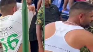 షర్ట్ తీసిన బాబర్.. స్పోర్ట్స్ బ్రా చూసి షాకైన ఫ్యాన్స్.. అసలు అదేంటంటే?