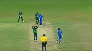 అది నోబాల్ అని కనిపించడం లేదా?.. చెత్త అంపైరింగ్‌పై మండిపడుతున్న ఫ్యాన్స్!