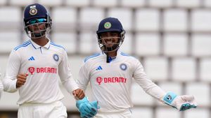 WIvsIND : కోహ్లీపై జోకులు వేసిన ఇషాన్ కిషన్.. ఎక్కడ నిలబడుతున్నావ్? అంటూ కామెడీ! (వీడియో)