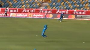 IND vs WI: జడేజా జంపిగ్ క్యాచ్.. పోలా అదిరిపోలా! (వీడియో)