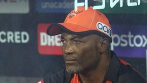 సన్‌రైజర్స్ హైదరాబాద్ సంచలన నిర్ణయం.. హెడ్ కోచ్‌ బ్రియాన్ లారాపై వేటు!