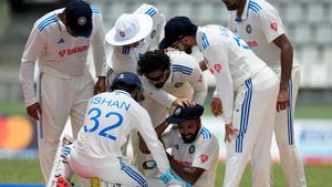 IND vs WI: సిరాజ్ సింగిల్ హ్యాండ్ క్యాచ్.. పోలా అదిరిపోలా! (వీడియో)