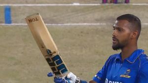 ఫైనల్‌లో 10 ఫోర్లు, 13 సిక్సర్లతో విధ్వంసం.. ఒంటిచేత్తో ట్రోఫీ అందించిన కెప్టెన్ పూరన్..!