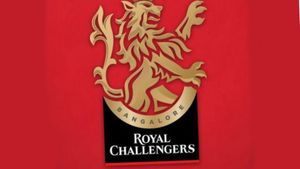 ఆర్సీబీ యాజమాన్యం షాకింగ్ డెసిషన్.. ఆ ఇద్దరు లెజెండ్స్‌పై వేటు వేయాలని నిర్ణయం!