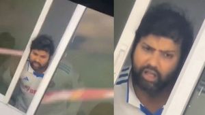 వర్షంతో రోహిత్ శర్మ వింత ఎక్స్‌ప్రెషన్.. ఆడుకుంటున్న నెటిజన్లు! (వీడియో)