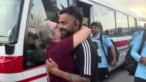 Virat Kohli: కోహ్లీని కౌగిలించుకొని ఆనందంతో ఏడ్చేసిన విండీస్ ప్లేయర్ తల్లి.. వీడియో వైరల్!