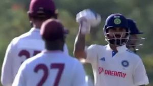 Virat Kohli విండీస్ టెస్టులో ఫన్నీగా కోహ్లీ.. ఫ్యాన్స్‌కు నచ్చలా!