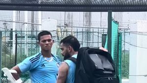 Virat Kohli : కుర్ర బ్యాటర్‌కు కీలక సలహాలిస్తున్న కోహ్లీ.. నెట్టింట వైరల్ అవుతున్న వీడియో!