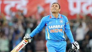 సింహంలా చెలరేగుతున్న సెహ్వాగ్‌ను ఒక్క మాటతో ఔట్ చేశా: పాక్ మాజీ పేసర్