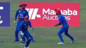 PAK vs AFG: చెత్త నా కొడుకా.. కొద్దిలో క్యాచ్ మిస్సయ్యేది! (వీడియో)