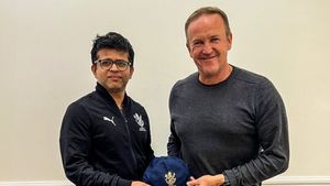 IPL 2024: మైక్ హెస్సె‌న్‌కు గుడ్‌బై.. ఆర్‌సీబీ కొత్త కోచ్ ఎవరంటే?