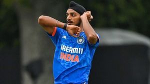 పరమ చెత్త బౌలర్.. వీడా డెత్ ఓవర్ స్పెషలిస్ట్.. మండిపడుతున్న ఫ్యాన్స్!