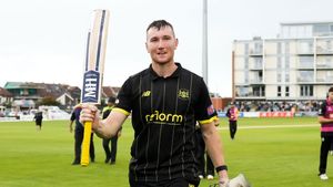 విధ్వంసం.. 151 బంతుల్లో 224 రన్స్!