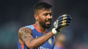 Hardik Pandya: ధోనీ వీడియో చూపించి.. పాండ్యాను ఏకిపారేస్తున్న ఫ్యాన్స్!