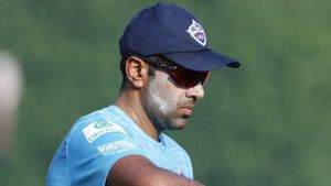 శాస్త్రి గారూ.. ముగ్గురు లెఫ్టాండర్స్‌ను ఎక్కడ ఆడించాలి? ఎవడ్ని తప్పించాలి?: అశ్విన్