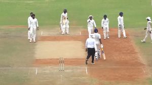 అవుటిస్తే ఇంత గొడవ చెయ్యాలా? ఆట ఆపేసి మరీ రాద్ధాంతం!