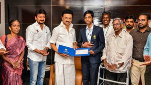 ప్రజ్ఞానందకు ఘన స్వాగతం.. క్యాష్‌ప్రైజ్ అందజేసిన స్టాలిన్!